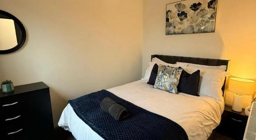 3BR Accommodation in St Helens - Sleeps 6 - Image 1