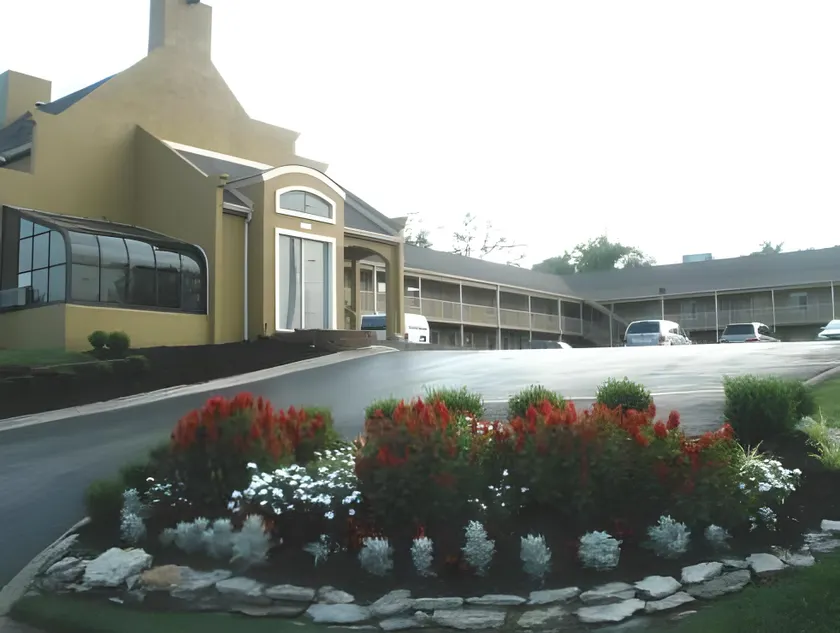  Quarters Inn and Suites - Image 1