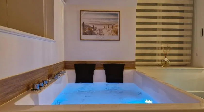 La suite Nature jacuzzi au cœur du château de Boissettes - Image 1
