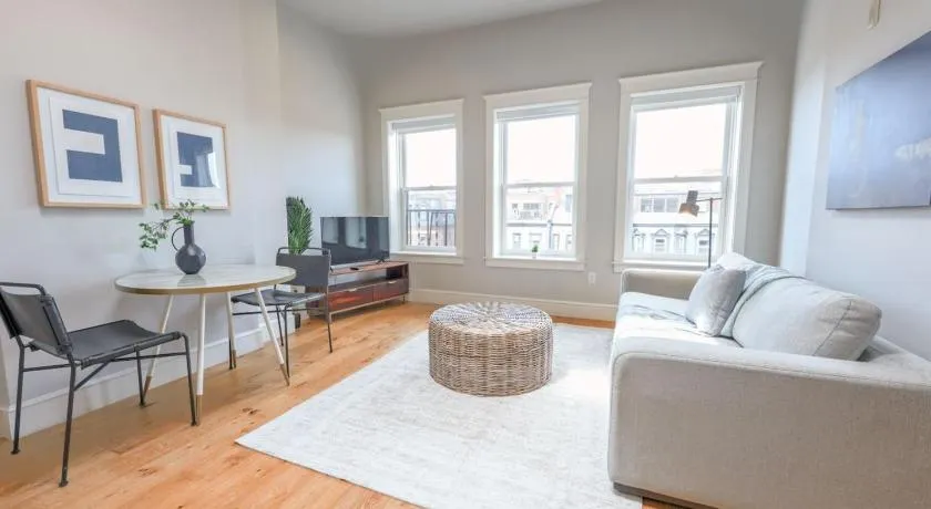 Light-Filled Back Bay 1 Bedroom Apartment - Image 1