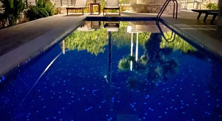 Villa Olive Green - Image 1