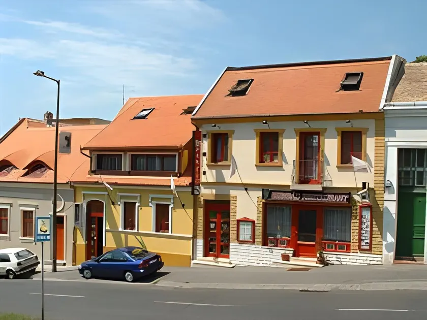Szinbád Hotel - Image 1
