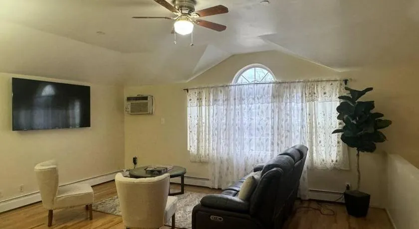 Luxury apartment close to JFK Airport - Image 1
