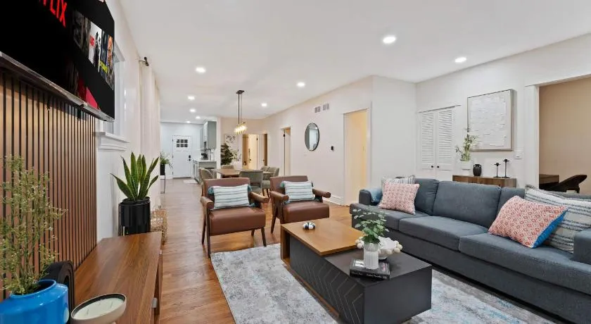 New Elmhurst Gem - Game Room & Amazing Yard - Image 1