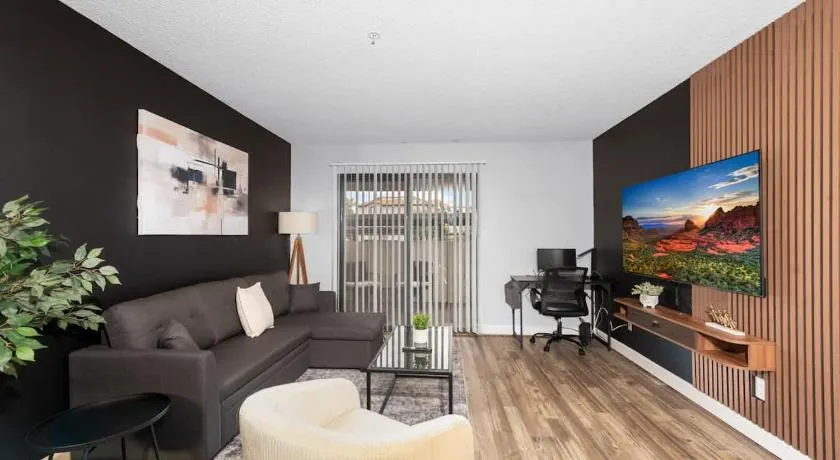 Modern Tempe 2BR Stay for 7 Pools Fitness Center - Image 1