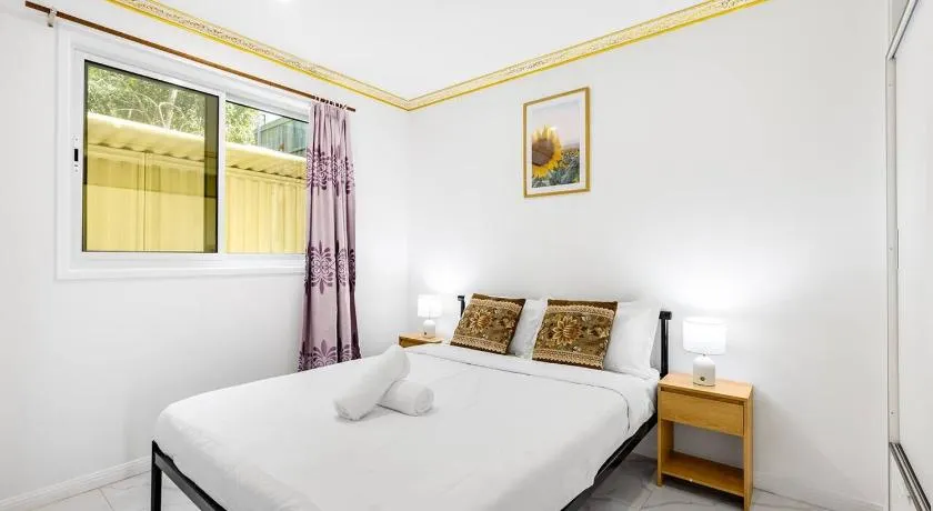 Malls at Doorstep 2-Bed Unit in Heart of Cannon Hill - Image 1