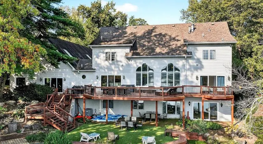 Lakefront Group Stay, Sleeps 19, Indoor Pool, Hot Tub, Arcades - Image 1