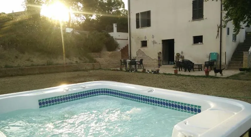 Casale delle Rondini, med en hydromassagepool. - Image 1