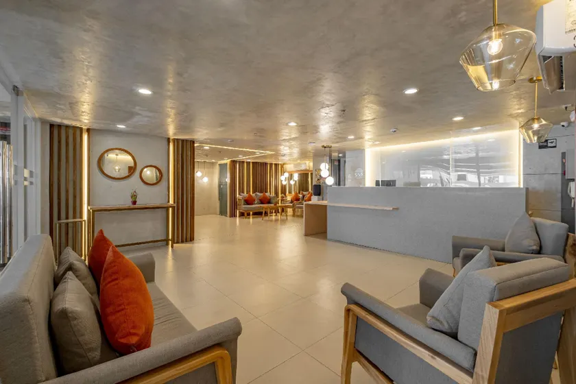 iHotel Uptown BGC - Image 1