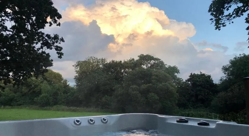 Lynbrook Haybarn, Hot tub and outdoor kitchen, New Forest - Image 1