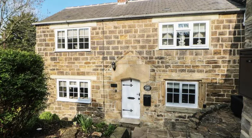 Lake Side Cottage - Image 1