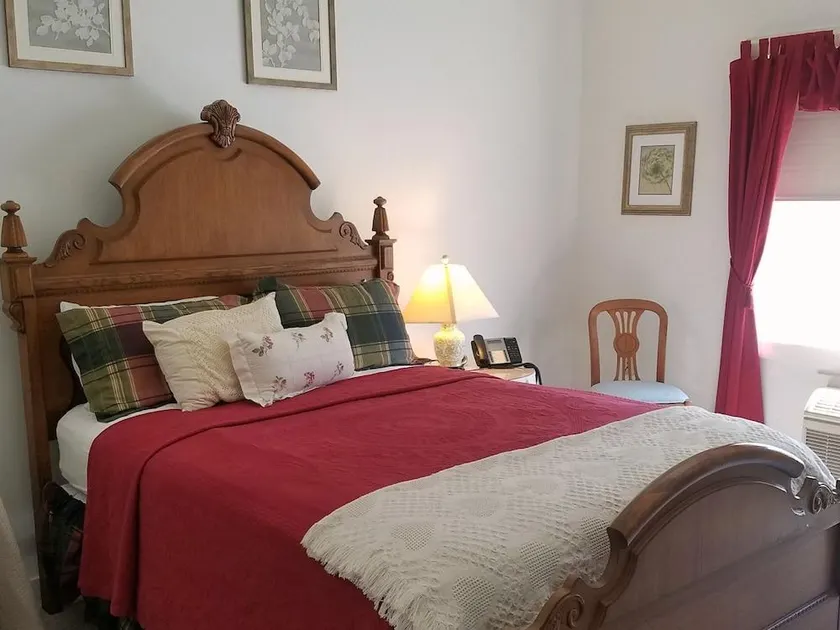 CAMELOT RESTAURANT & INN - BED AND BREAKFAST - ADULT ONLY - Image 1
