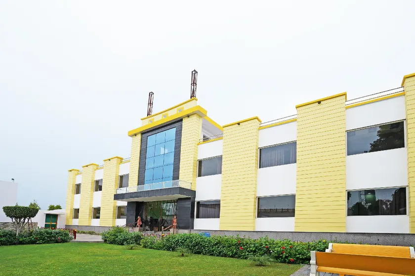 Capital O 49078 Hotel Chinar - Image 1