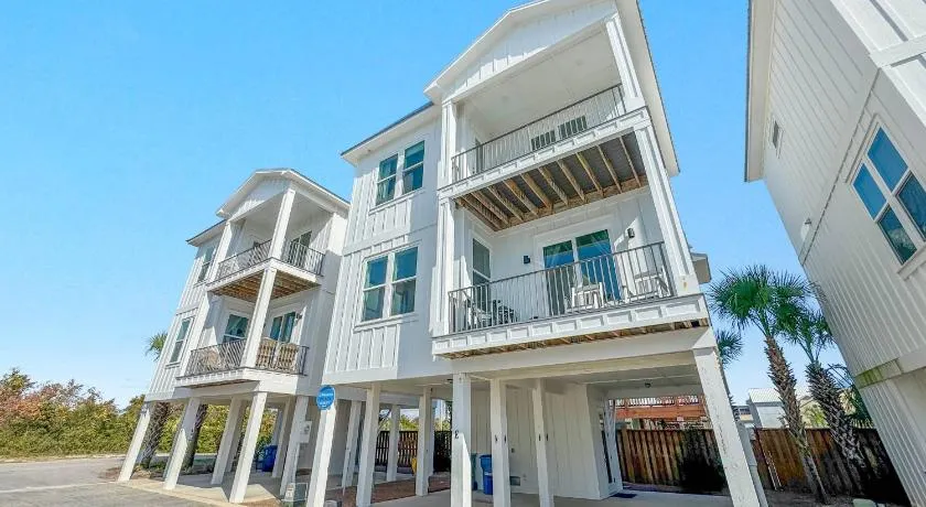 2 Bedroom Dog Friendly Cottage with Bunks, Sleeps 10, Heated Outdoor Pool, Walk to Beach - Image 1