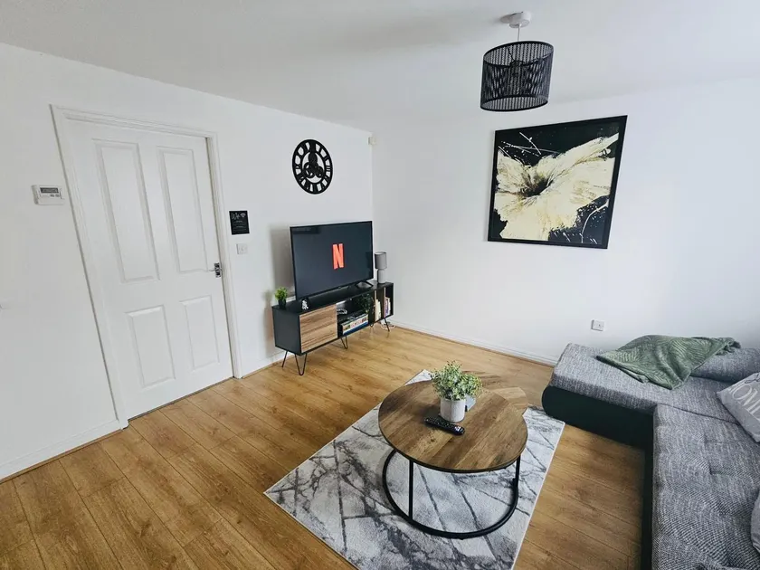 Stylish 3 Bed Home With Garden & Free Parking - Image 1