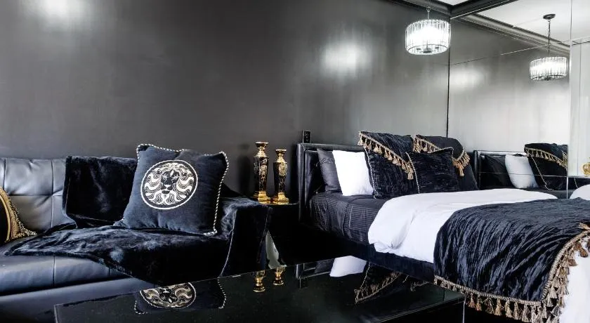 Medusa's Luxe Retreat - Prime Surfers Paradise Spot - Image 1