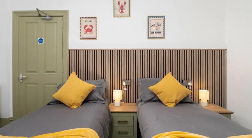 Claydens Guest House at Cleethorpes Sleeps 12 - Image 1