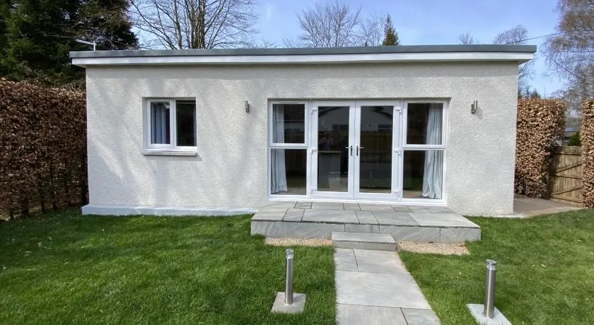 White Cottage - Cosy Holiday Cottage in Drymen, Loch Lomond & Trossachs with free parking on private driveway - Image 1