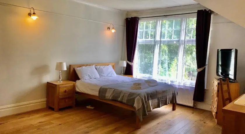 Spacious 3 Bed Room Flat in South West London - Image 1