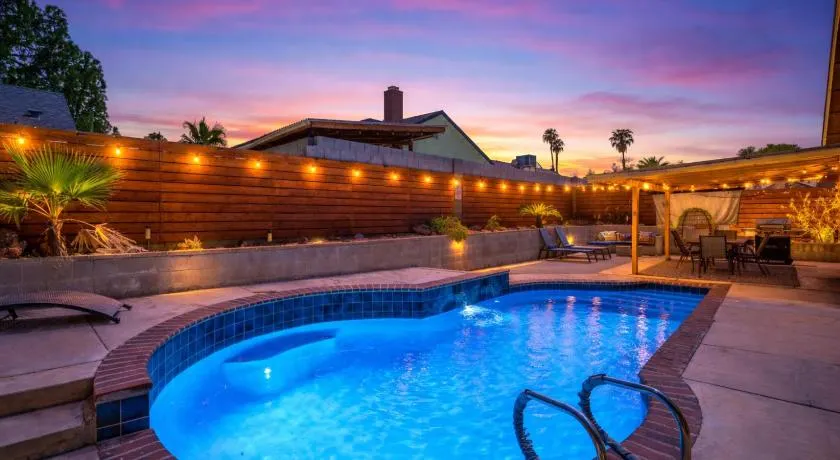 ᨒོ The Good Life - Fun Pool Escape 15 min to Strip - Image 1