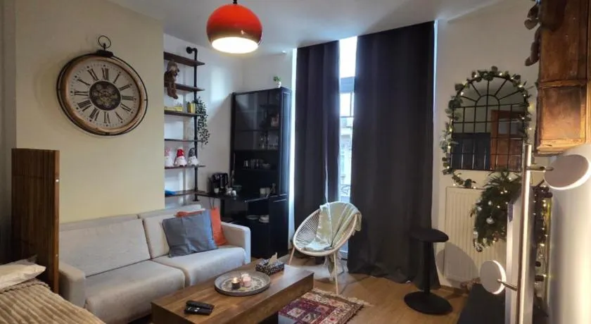Pb155, balcony with street view - Image 1