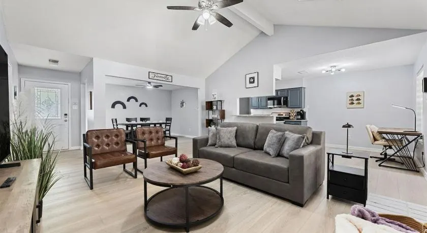 Spacious Retreat - Near IAH Airport & Lake Houston, Sleeps 9 - Image 1