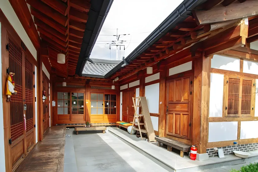Jeonju Hanok village Deoksugung - Image 1
