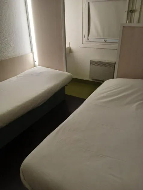 Unisotel Valenciennes EX-hôtel F1 - Image 1