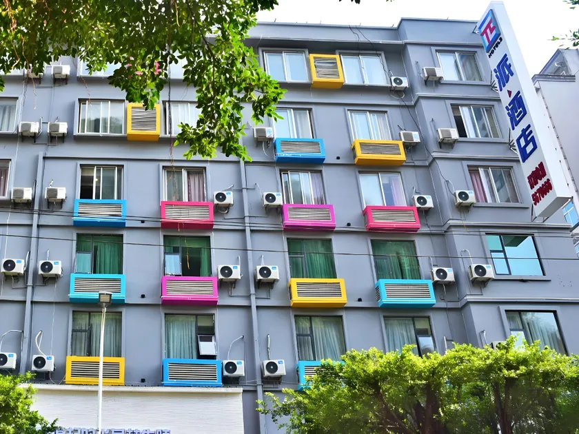 Hotel Pai Hezhou Lingfeng Plaza - Image 1