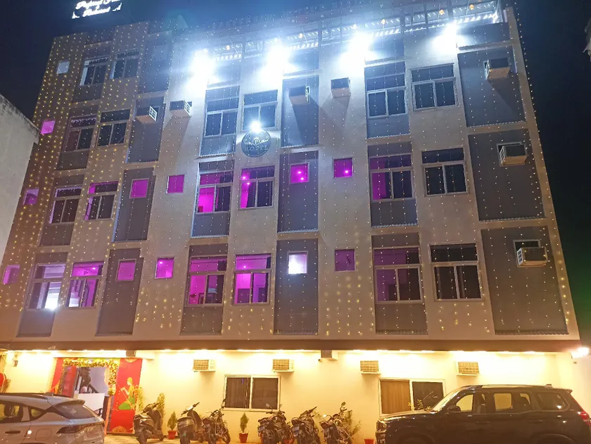 preferred hotel and restaurant - Image 1