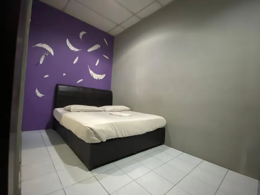 OYO 89760 Harmoni Inn Hotel - Image 1