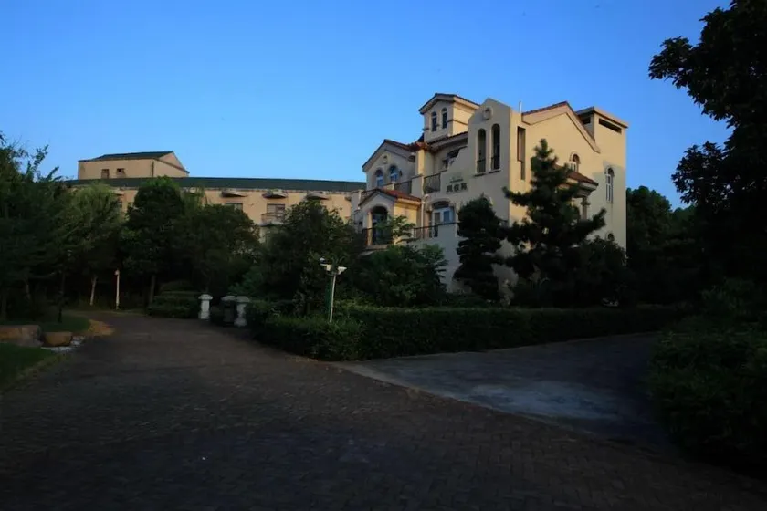 Hi-tech Phoenix Lake Hotel (Jingmen Hi-tech Zone) - Image 1