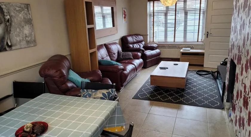 The Holbein Three bedroom home near tilgate park private parking and garden - Image 1