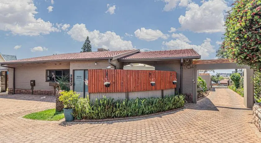 Gold Crest Guesthouse - Image 1