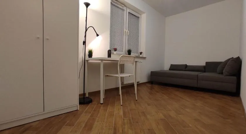 Nice room with 2 shared bathrooms ,WC , 2km to old town -100m from Metro Szwedzka - Image 1