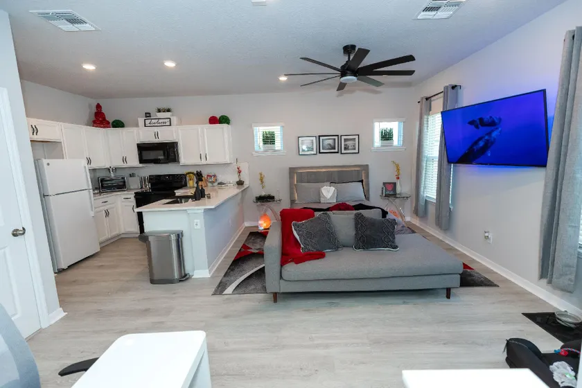 Pet Friendly Modern Zen Studio Retreat with Hot Tub - Image 1