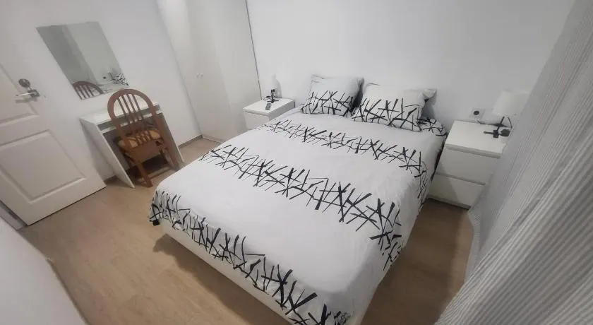 Habitaciones con baño compartido en bonito Apartamento en Badalona - Image 1