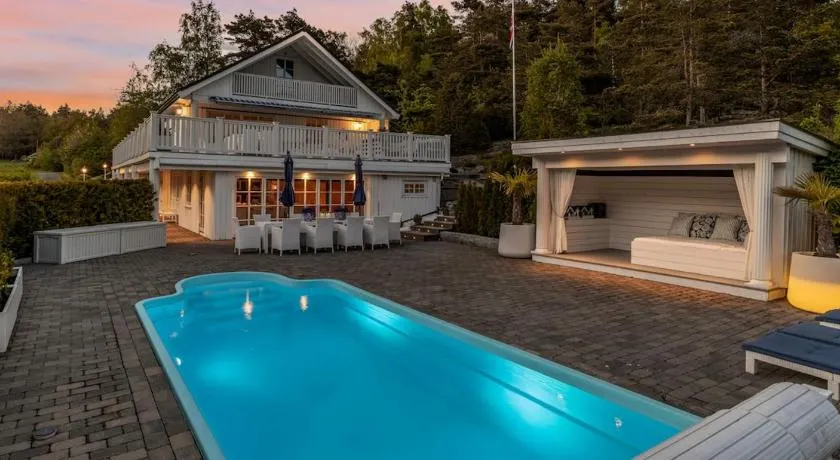 Spacious villa with heated pool and stunning view - Image 1