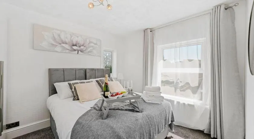Home In Bletchley Milton Keynes, contractors favourite - Image 1