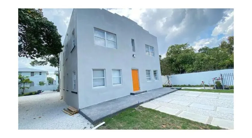 Stay Near Wynwood - Image 1
