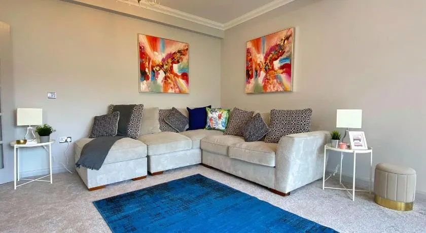 Beautiful Apartment - 5 Minute Walk to the Best Beach! - Great Location - Parking - Fast WiFi - Smart TV - Newly decorated - sleeps up to 4! Close to Bournemouth & Poole Town Centre - Image 1