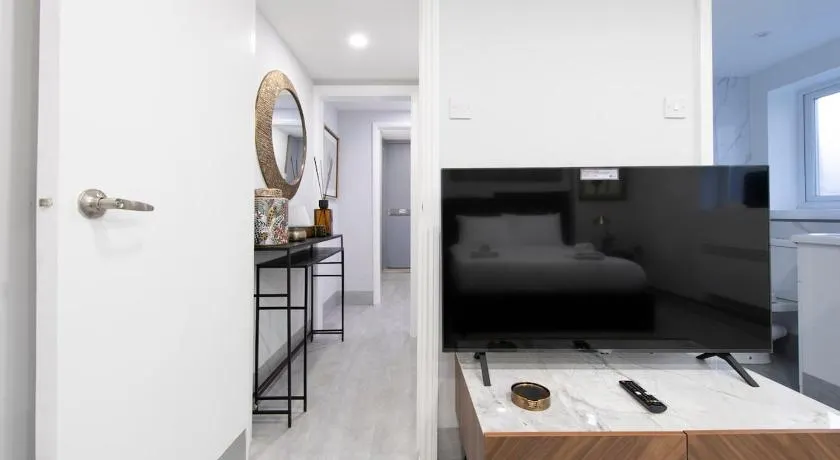 Cozy Studio, The Broadway, Next to Woodford Tube - Image 1