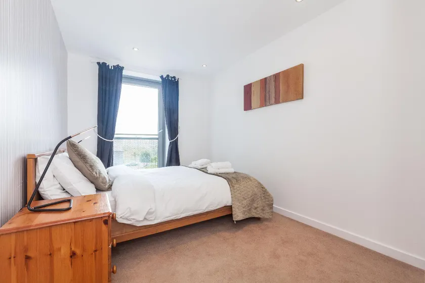 Stylish Garden View Apartment - Image 1