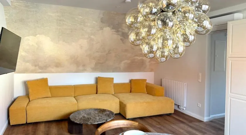 Art and Elegance, Family Friendly 2Bedroom Apartment near Frankfurt Airport, Free Parking - Image 1