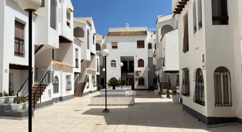 Appartement El Paraiso près de la plage avec piscine partagée, balcon et Wi-Fi. - Image 1