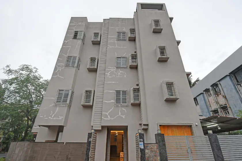 Super Townhouse Hotel All In One Near City Centre Salt Lake - Image 1