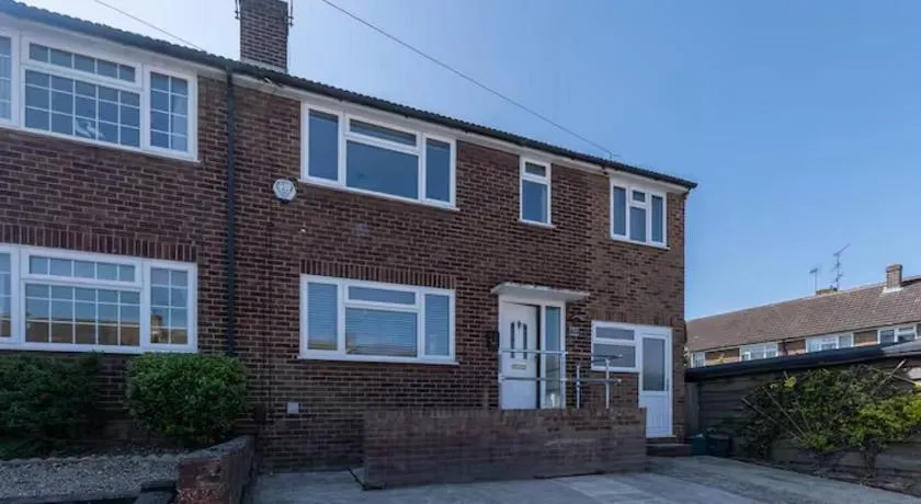 Stylish and comfortable 4-Bedroom Retreat in the Heart of Chelmsford - Image 1