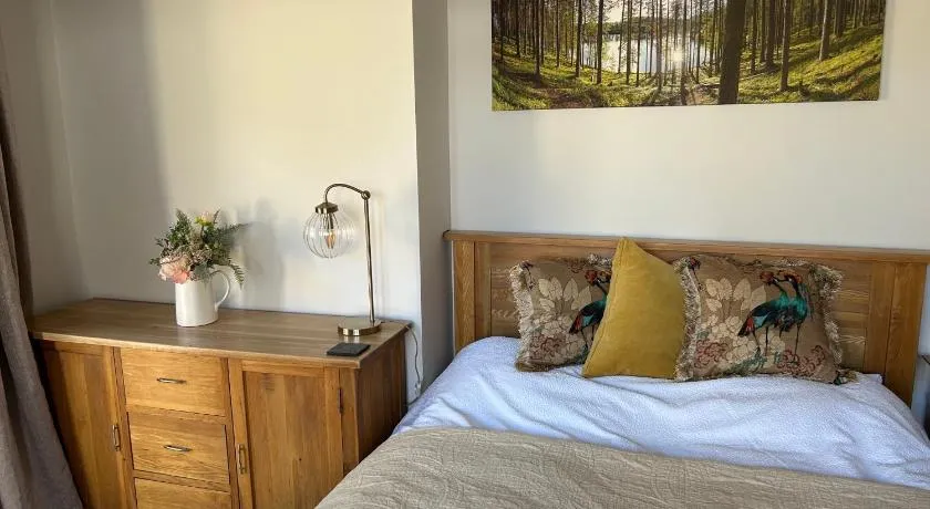 Sunny Garden WFH Retreat with Private Entrance and Parking near NEC BHX JLR - Image 1
