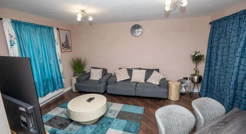 Elegant and Modern Apartment 3 Double Bedroom Near City Centre Entire House Parking - Image 1