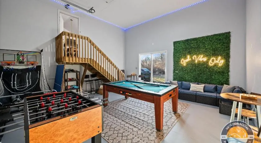 Lake Geneva Family House Pool Table Fireplace and Sleeps 10 - Image 1